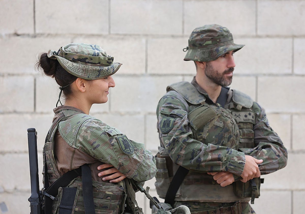 Miembros de unidades de la Brigada «Guzmán El Bueno» X