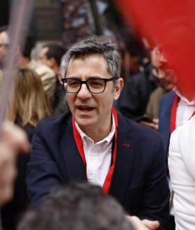 Imagen secundaria 2 - Fotografías de Montero, Bolaños y militantes del PSOE expresando su apoyo a Sánchez aquel día a las puertas de Ferraz