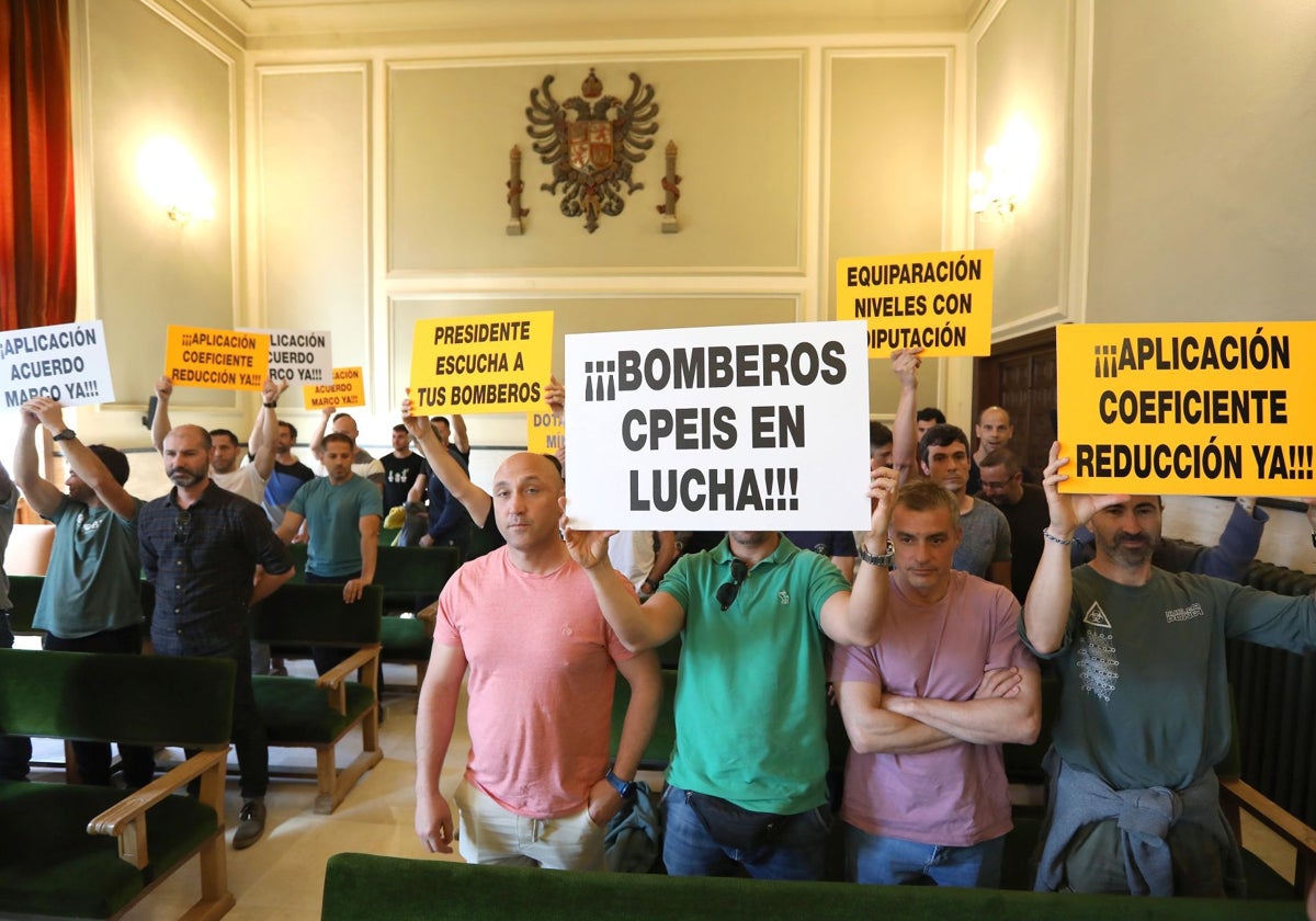 Los bomberos estuvieron durante toda la sesión portando las pancartas