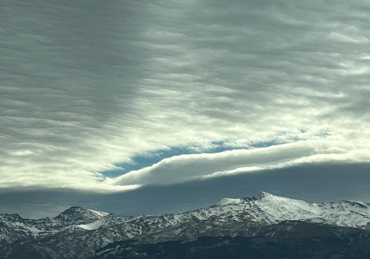 Sierra Nevada entra en la fase de deshielo y eso es una complicación añadida por el desprendimiento de nieve