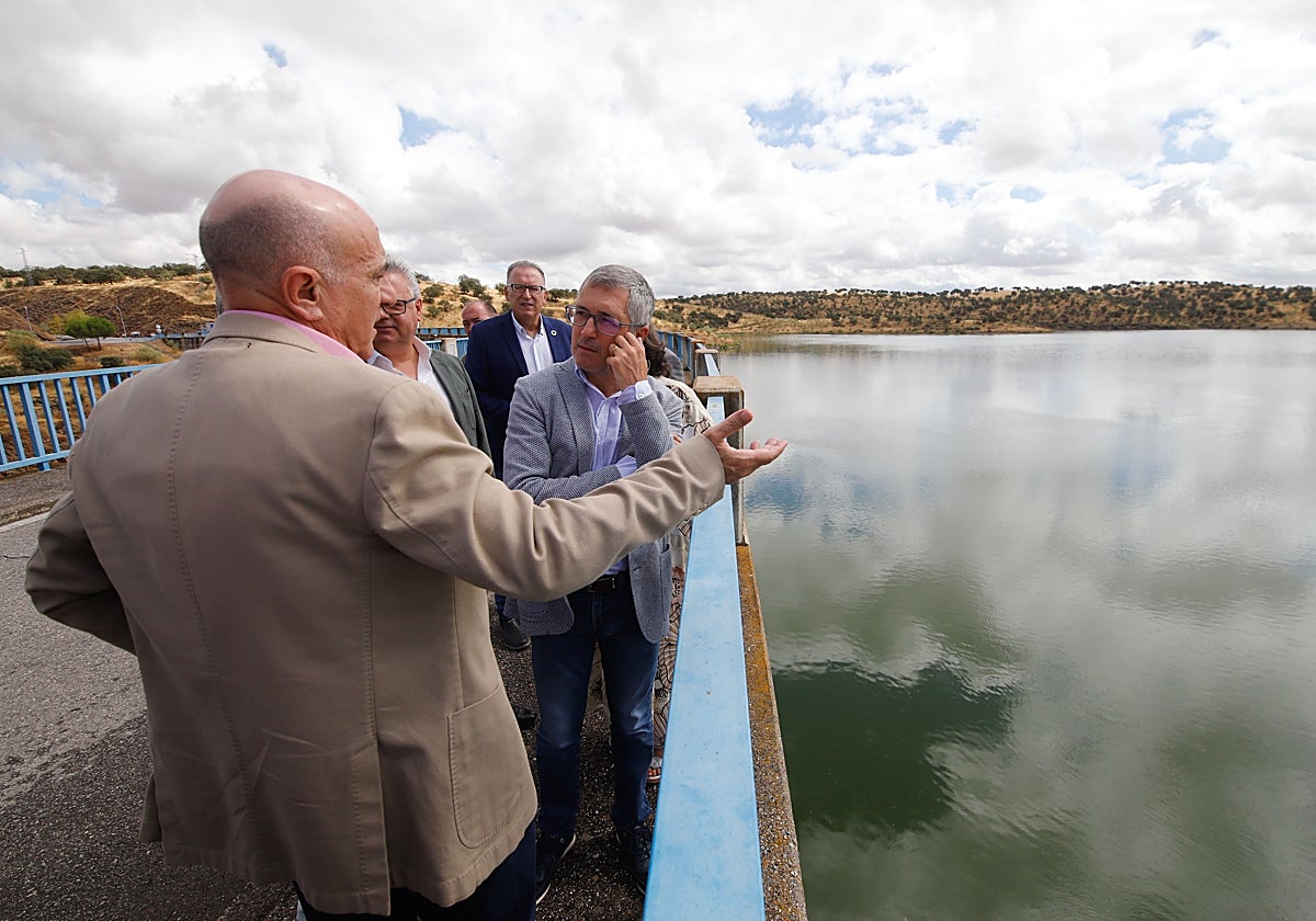 Samuel Moraleda señala al pantano de La Colada en una visita con alcaldes y miembros del Ministerio de Transición Ecológica