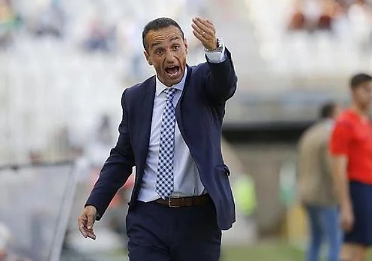 José Luis Oltra en un partido en El Arcángel en 2016