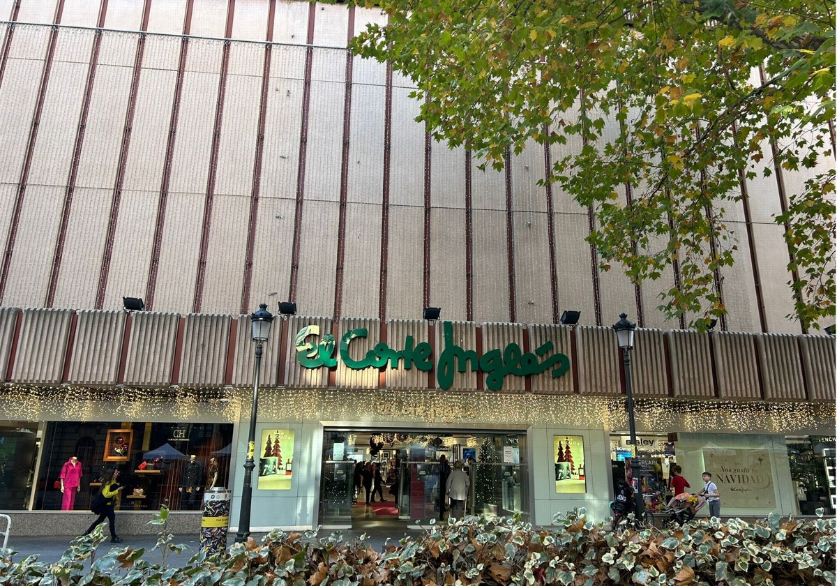 En la práctica, sólo el establecimiento de El Corte Inglés en la Acera del Darro podrá abrir domingos y festivos