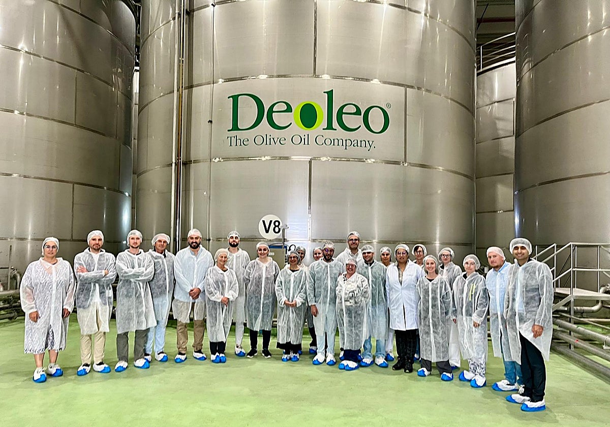 Estudiantes en la sede de Deoleo en Alcolea