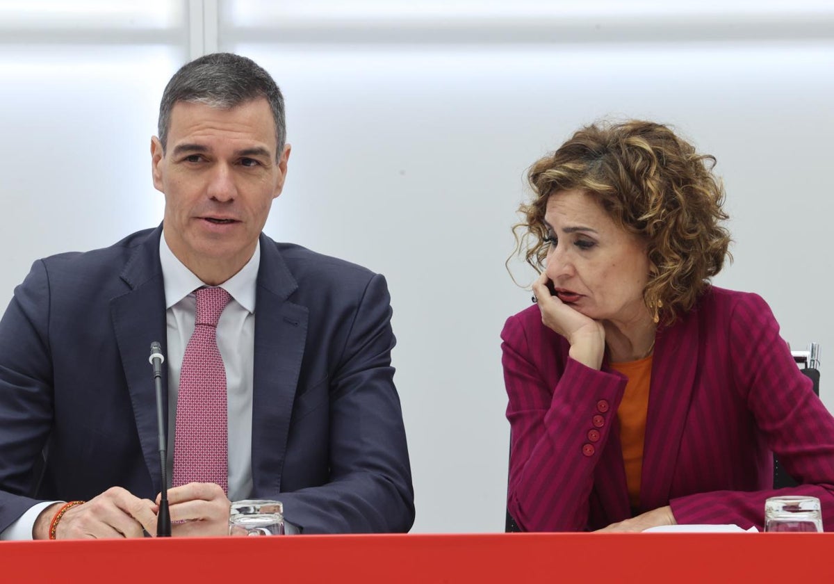 Pedro Sánchez charla con María Jesús Montero en una reunión de la Comisión Ejecutiva Federal del PSOE el 21 de abril pasado