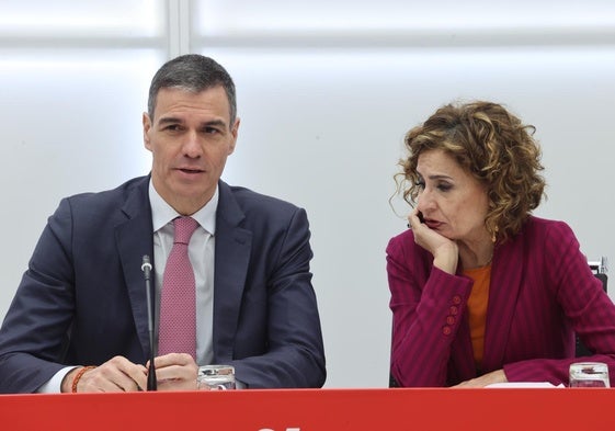 Pedro Sánchez charla con María Jesús Montero en una reunión de la Comisión Ejecutiva Federal del PSOE el 21 de abril pasado