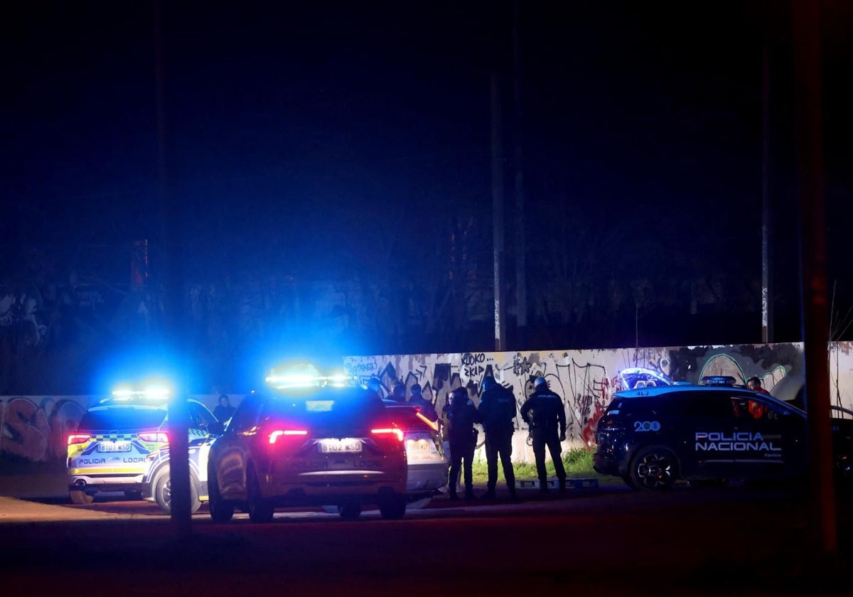 Agentes de la Policía Nacional en el Arenal durante la investigación del crimen