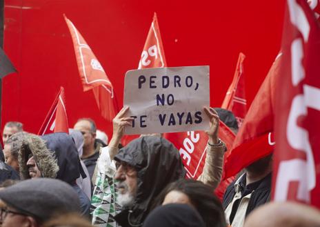 Imagen secundaria 1 - Fotografías de Montero, Bolaños y militantes del PSOE expresando su apoyo a Sánchez aquel día a las puertas de Ferraz