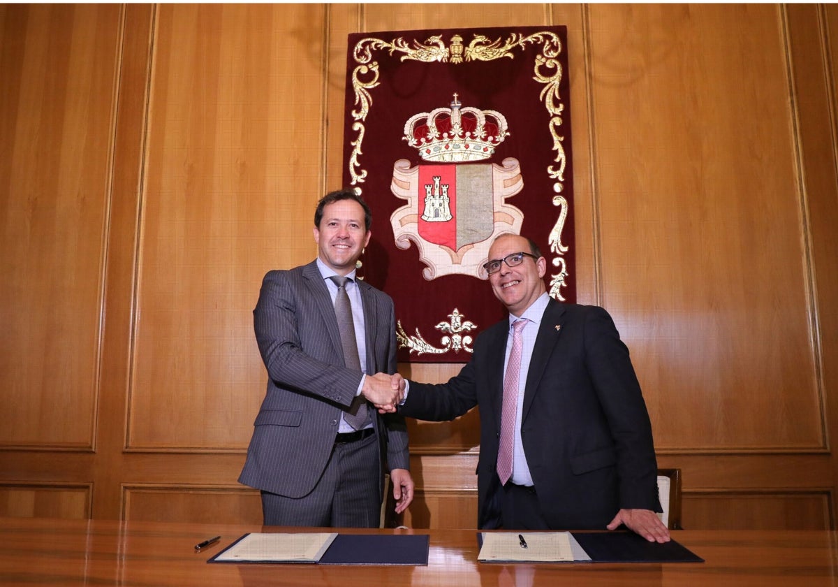Carlos Velázquez y Pablo Bellido, en el despacho del presidente de las Cortes de Castilla-La Mancha
