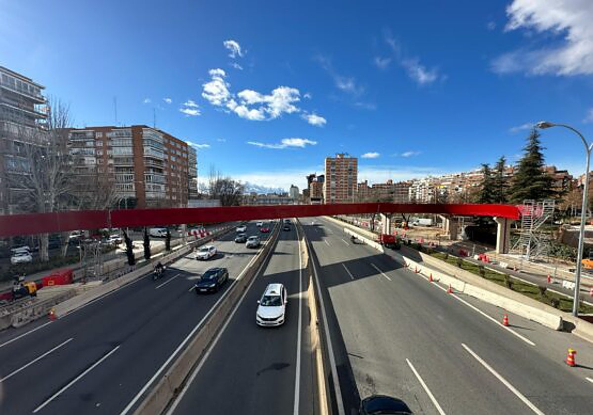 Trabajos de desmantelamiento en la pasarela de la A-2