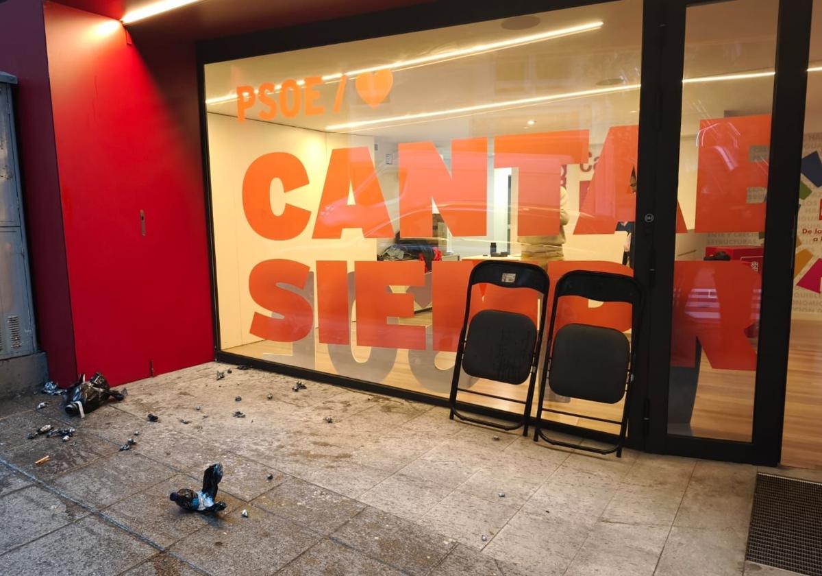 La sede del PSOE en Cantabria tras el ataque.