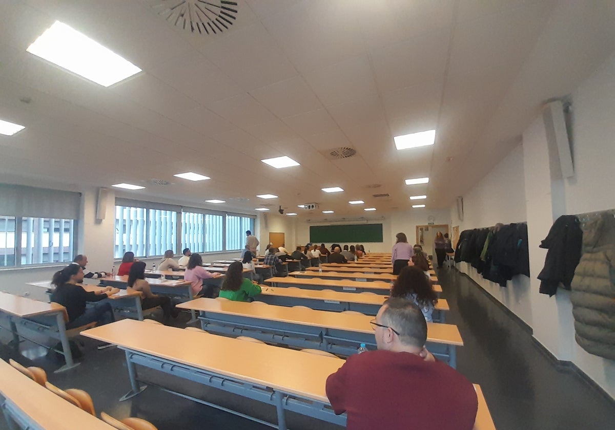 Celadores examinándose para el Servicio Andaluz de Salud