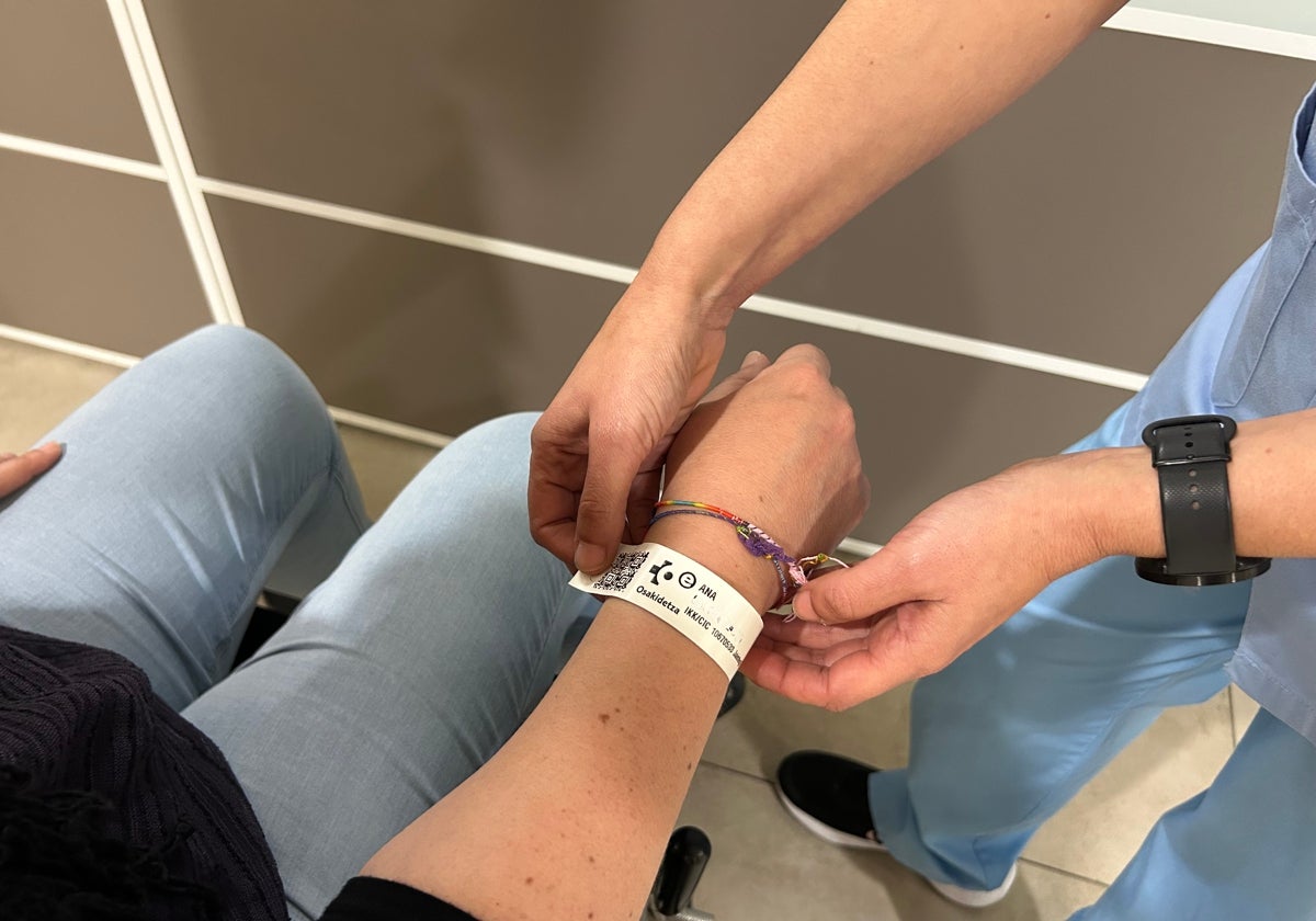 Una de estas pulseras en la muñeca de una paciente de la sanidad pública vasca