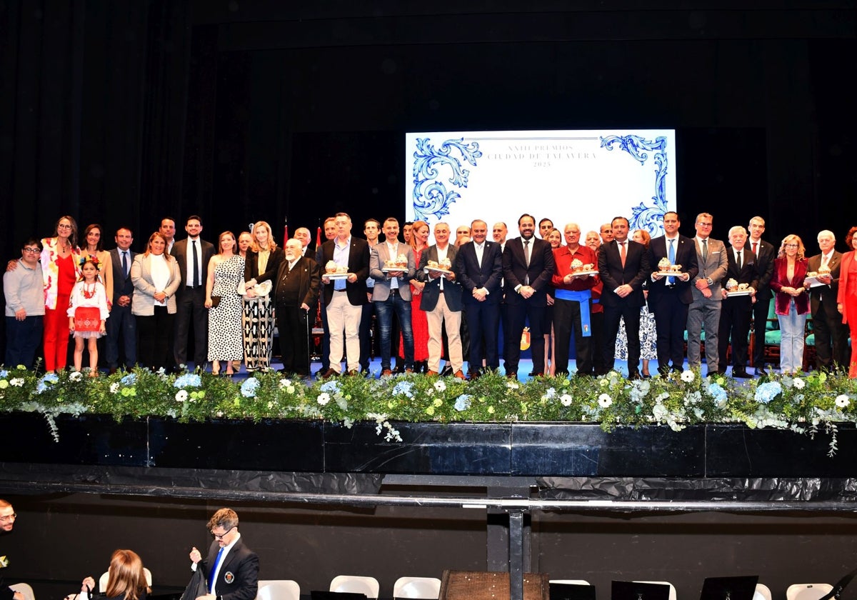Foto de familia con todos los premiados