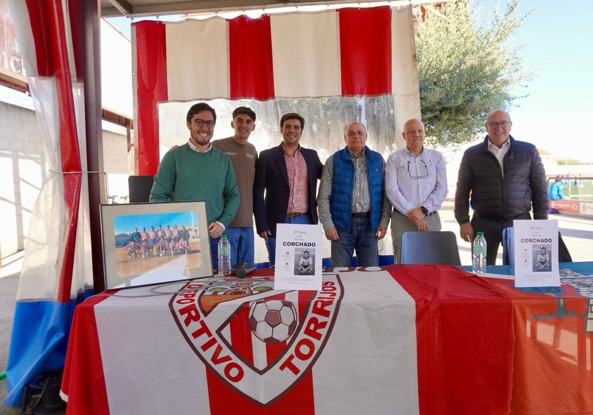 De izquierda a derecha: Miguel del Castillo, concejal de Festejos; Álvaro Ramírez, concejal de Deportes; Andrés Martín, alcalde de Torrijos; José Ramón Corchado, el homenajeado; Teo Díaz, periodista; y José Eugenio del Castillo, alcalde Quismondo y diputado provincial