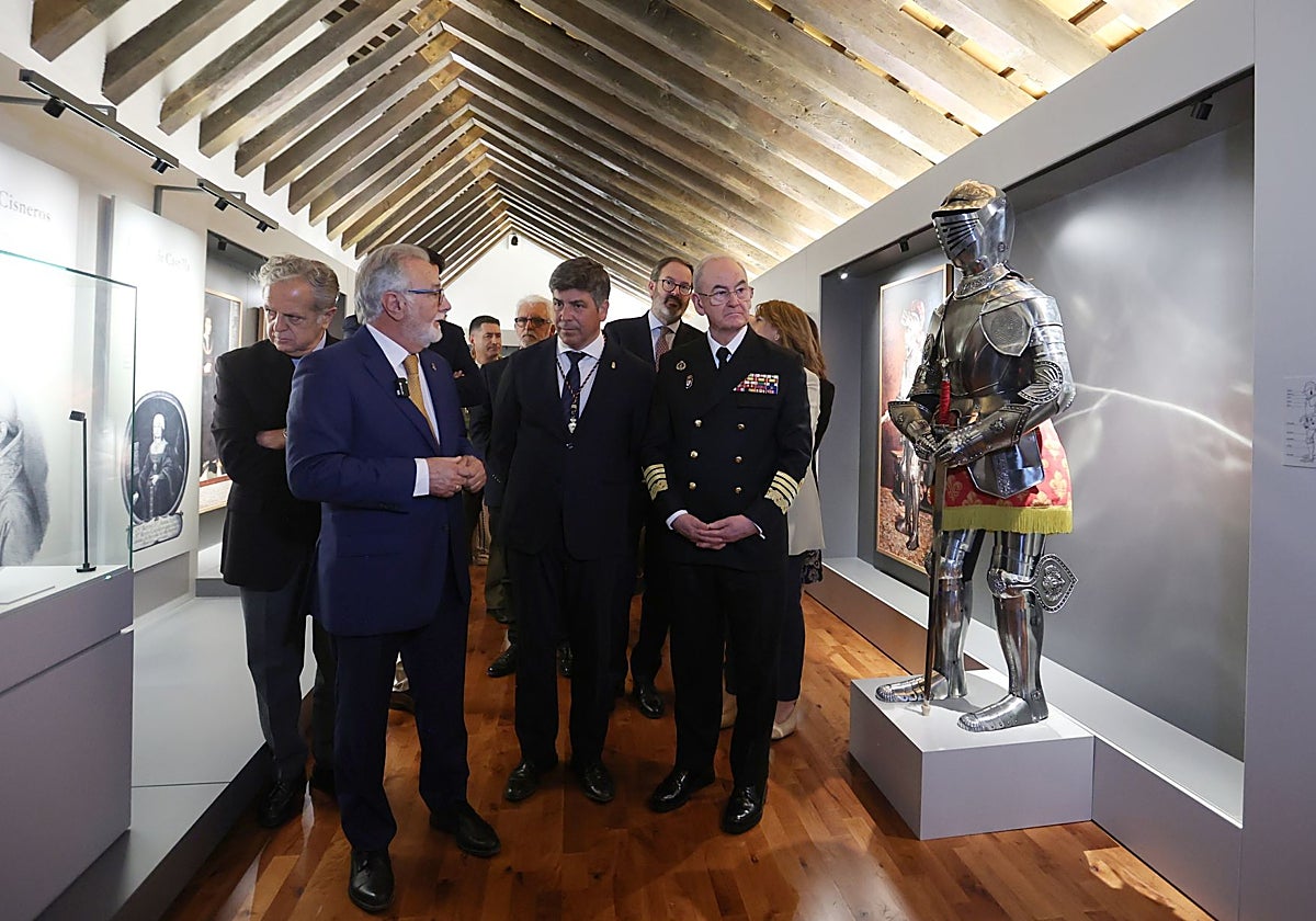 El comisario de la exposición, José Rey, explica los contenidos al alcalde y al jefe del Estado Mayor de la Defensa
