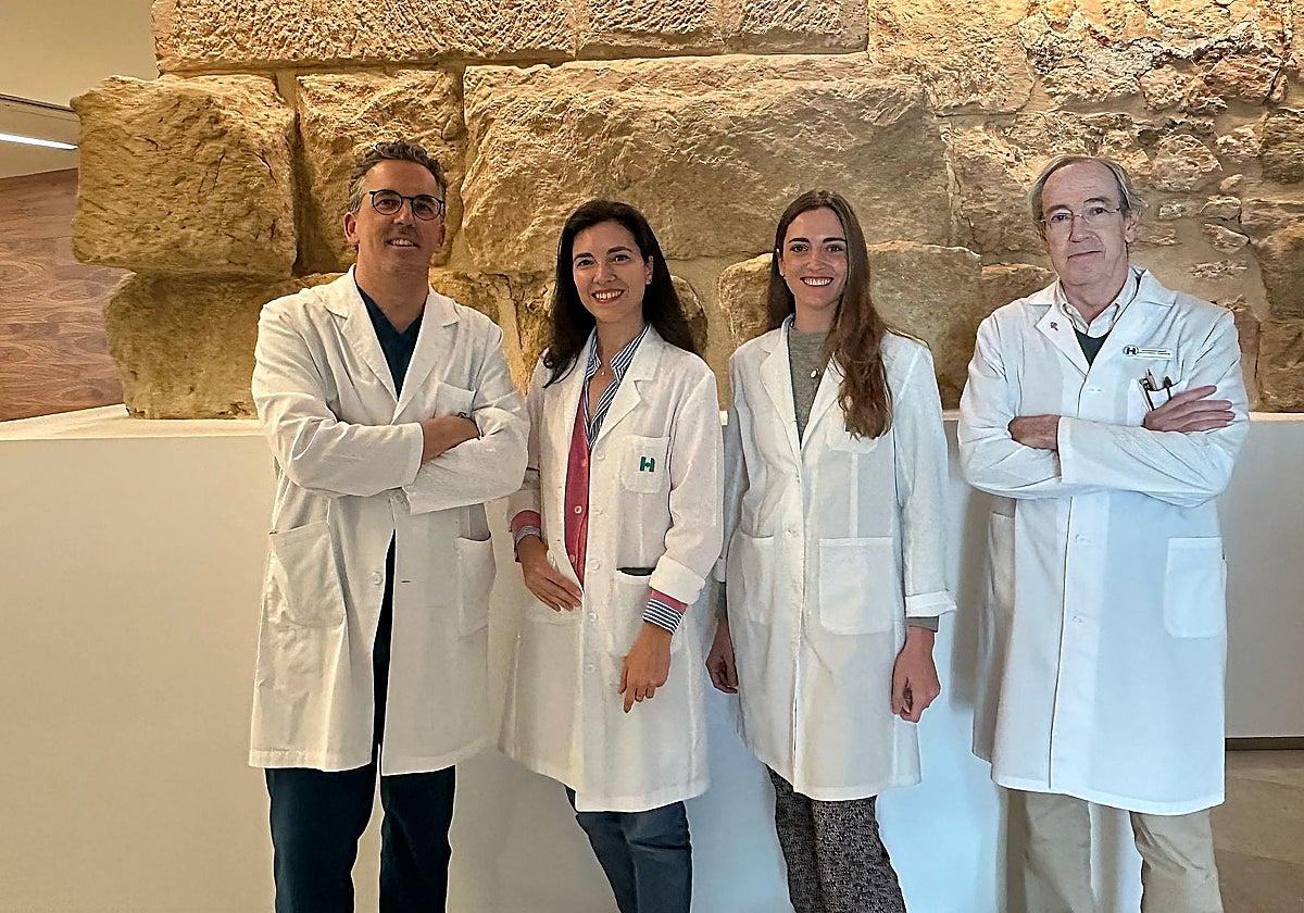 El equipo médico que ha logrado el dispositivo intraocular que permite el tratamiento