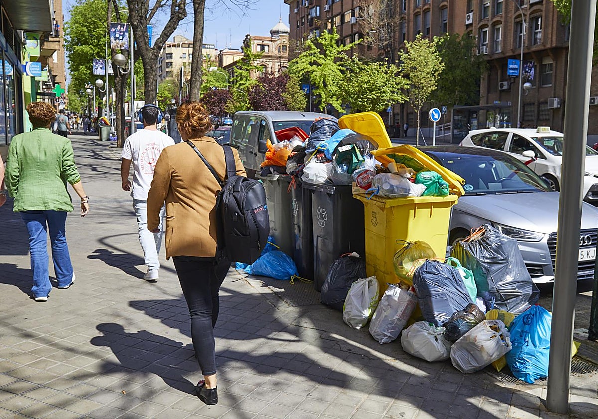 La calle Embajadores, hoy durante la huelga de basuras