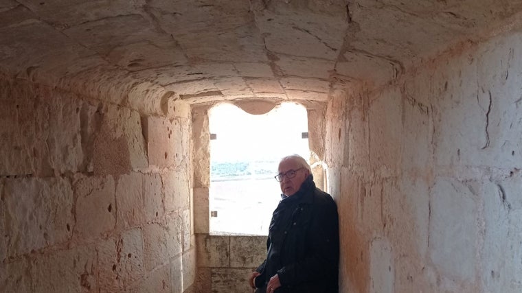 Antonio Lázaro en un cortejador del castillo