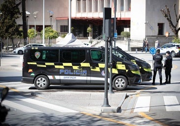 Furgonetas de la Policía Local de Granada en la Plaza del Triunfo