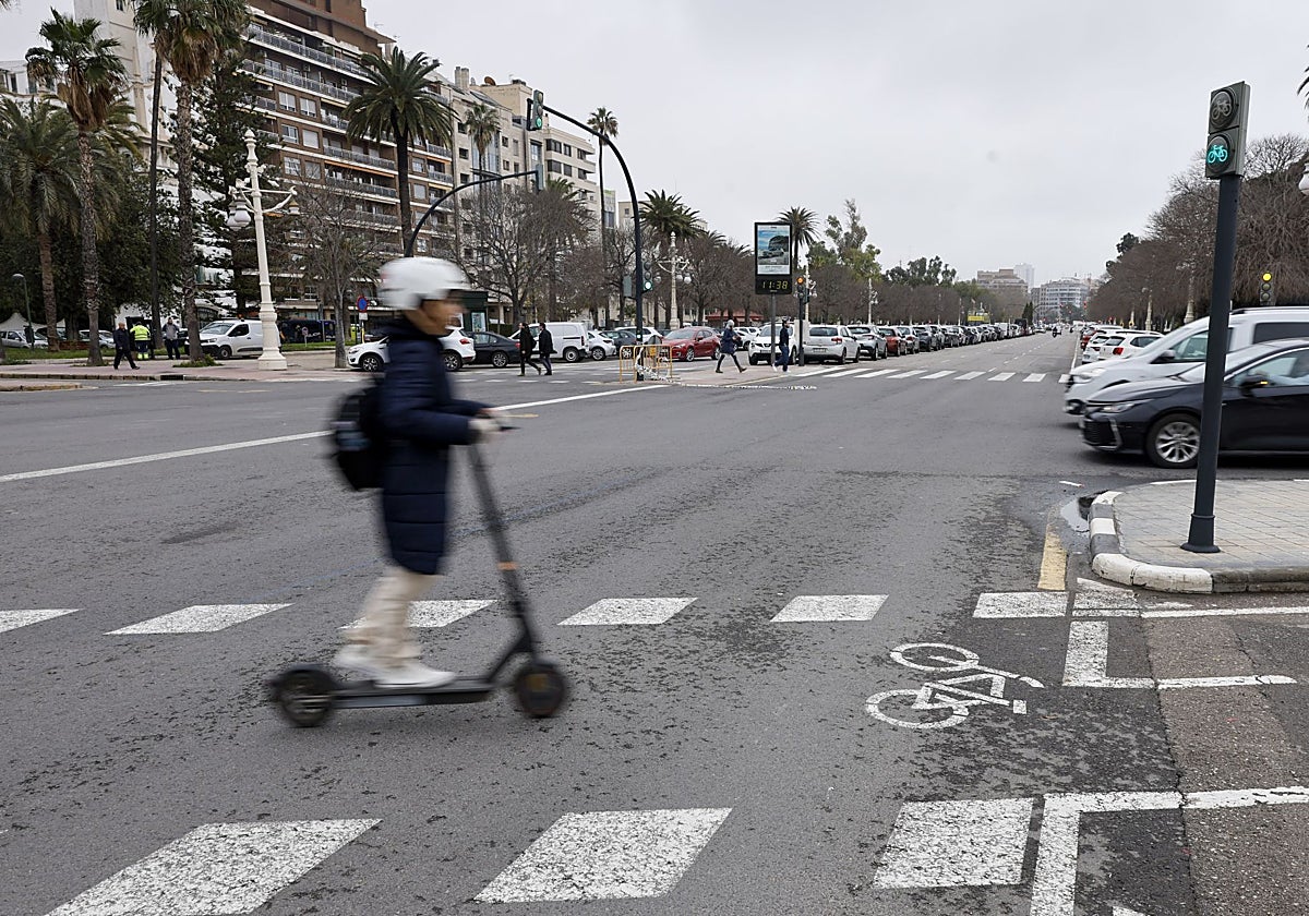 Imagen de archivo de un usuario de patinete eléctrico en Valencia