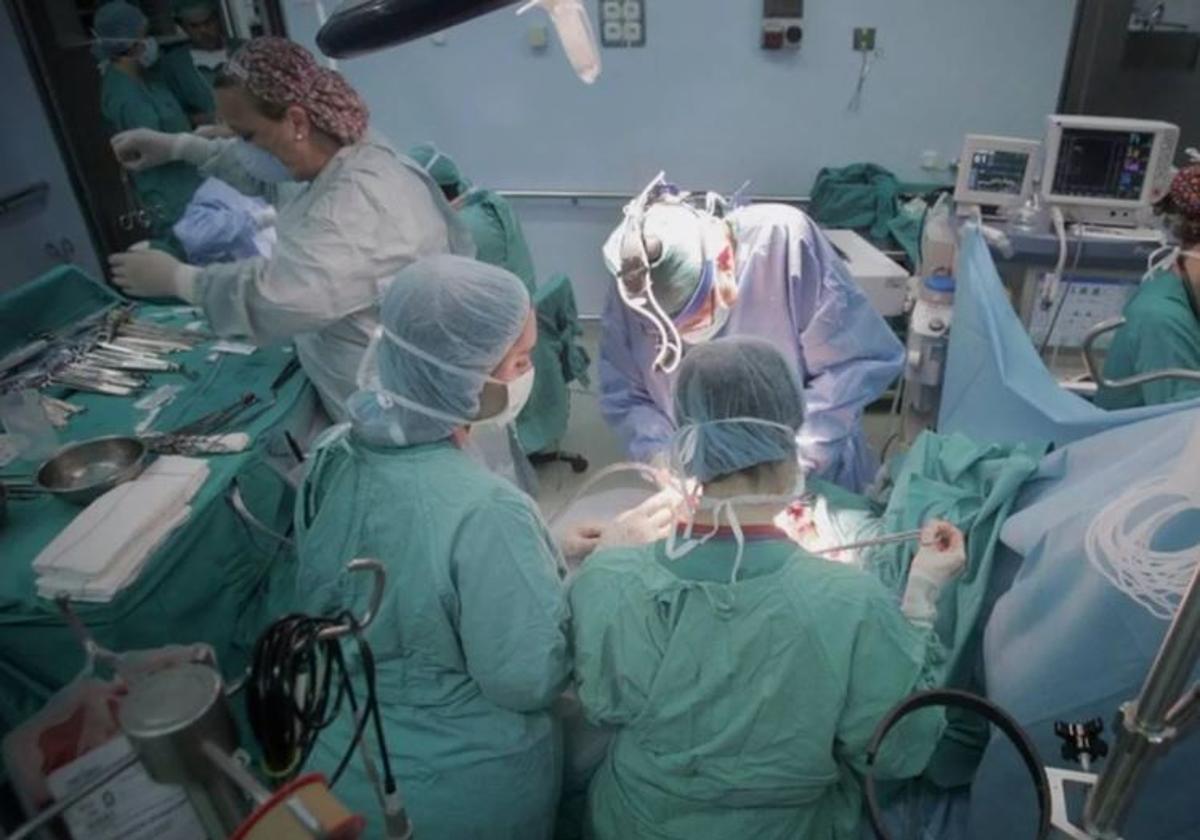 Profesionales sanitarios en un quirófano andaluz