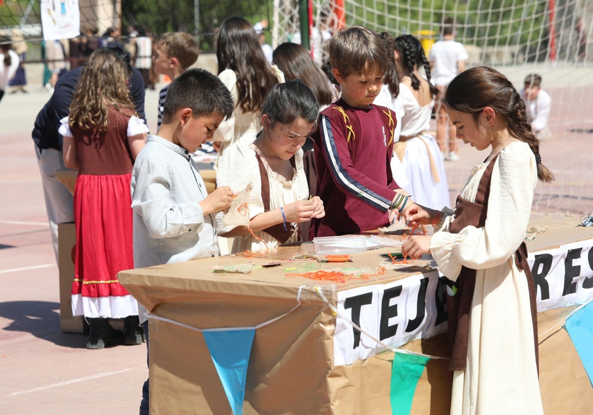 Los niños del Tavera participan en el taller de 'tejedores' que recrea la época musulmana