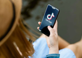 Detenida la madre de una niña de 8 años que grabó vídeos de contenido sexual y los publicó en Tiktok
