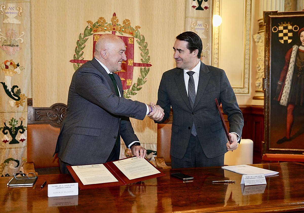 El alcalde de Valladolid, Jesús Julio Carnero, y el consejero de Medio Ambiente, Vivienda y Ordenación del Territorio, Juan Carlos Suárez-Quiñones, firman un protocolo de actuación en materia de vivienda pública destinada a jóvenes
