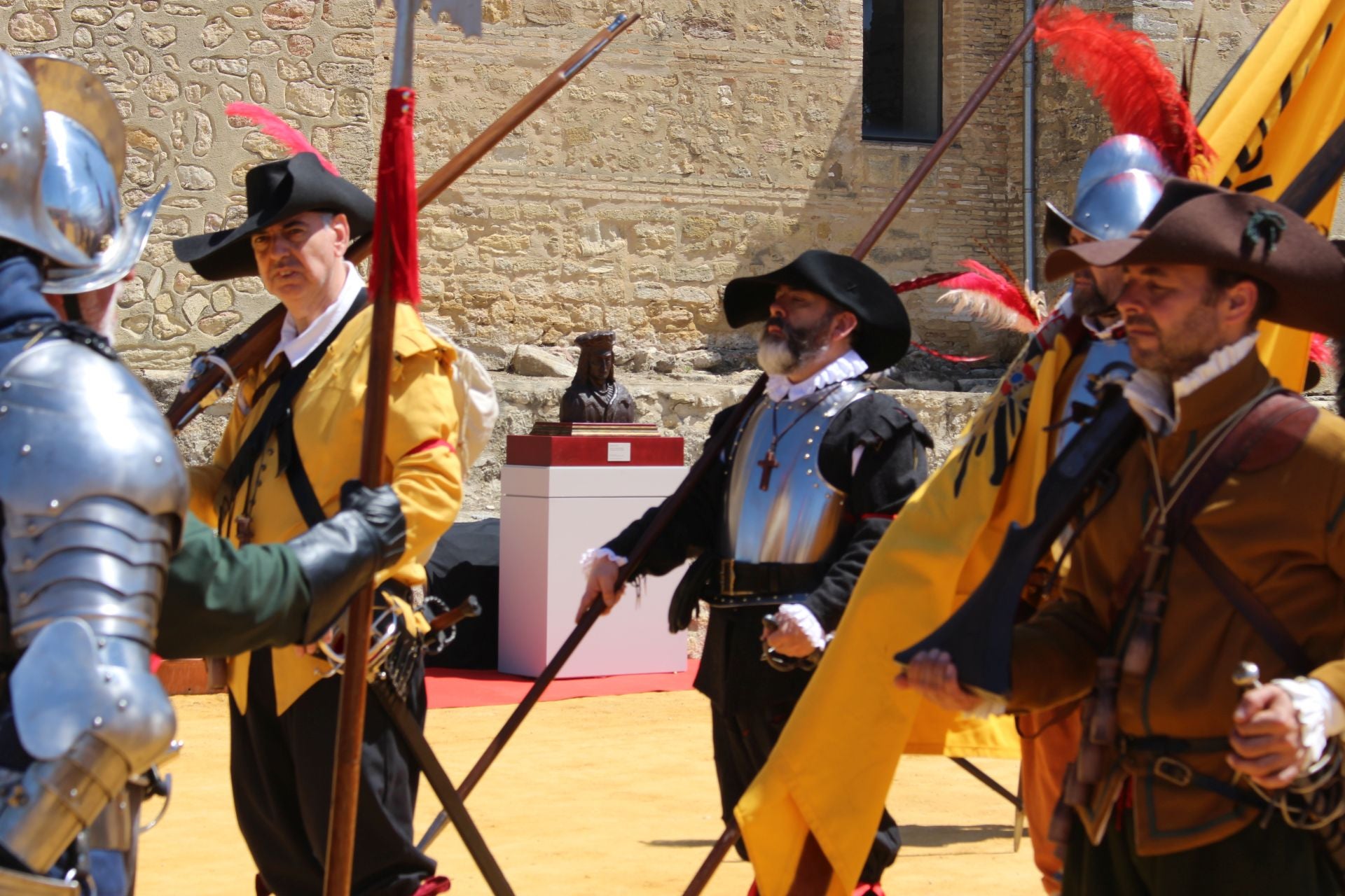 El espectacular desfile del Tercio de Olivares por las calles de Montilla, en imágenes