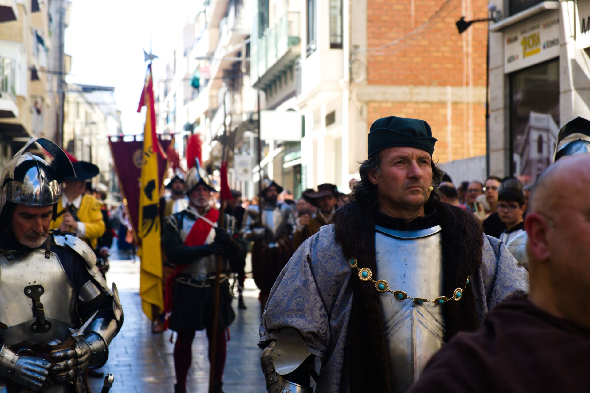 El espectacular desfile del Tercio de Olivares por las calles de Montilla, en imágenes