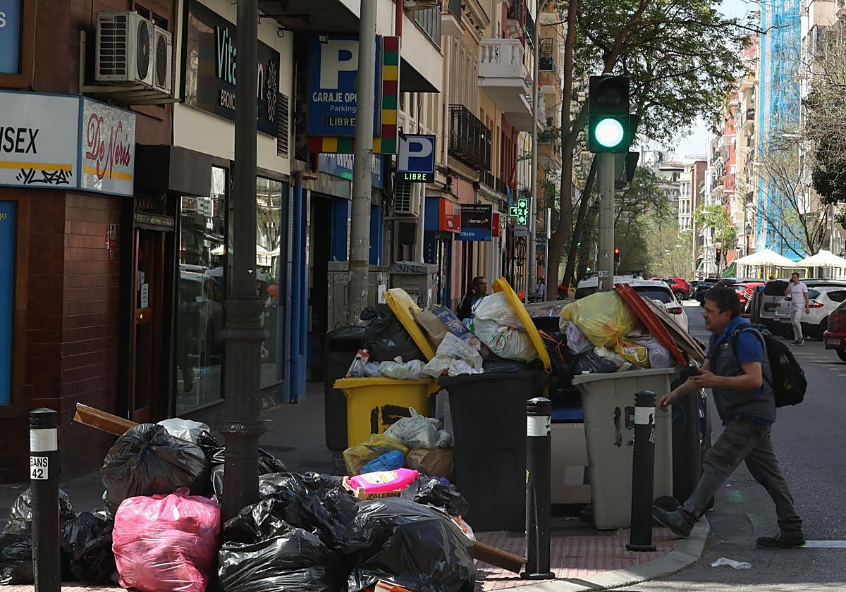 Basuras en las calles de Madrid el quinto día de huelga de trabajadores