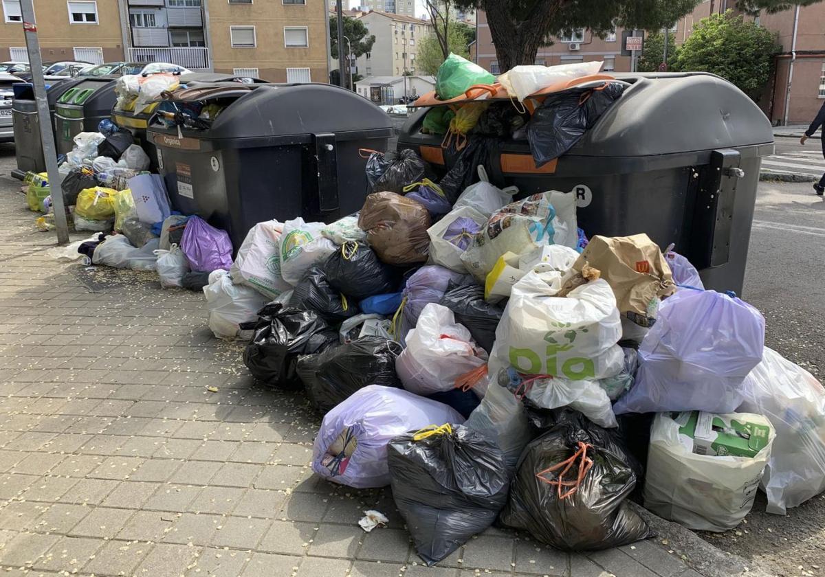 Basura en las calles de Madrid tras la sexta noche de huelga