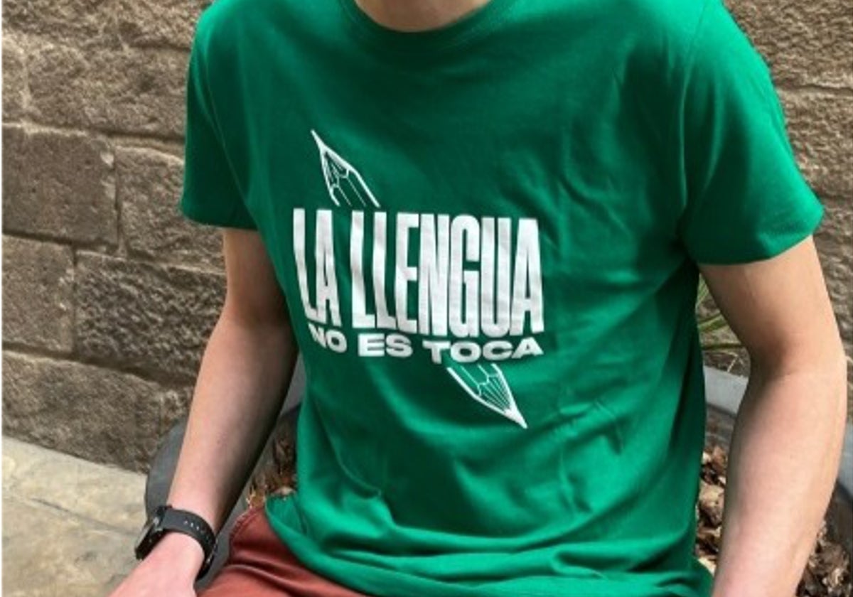 Camiseta de la campaña divulgativa para fomentar el uso del valenciano en las aulas de la Plataforma per la Llengua, en una foto difundida en sus redes
