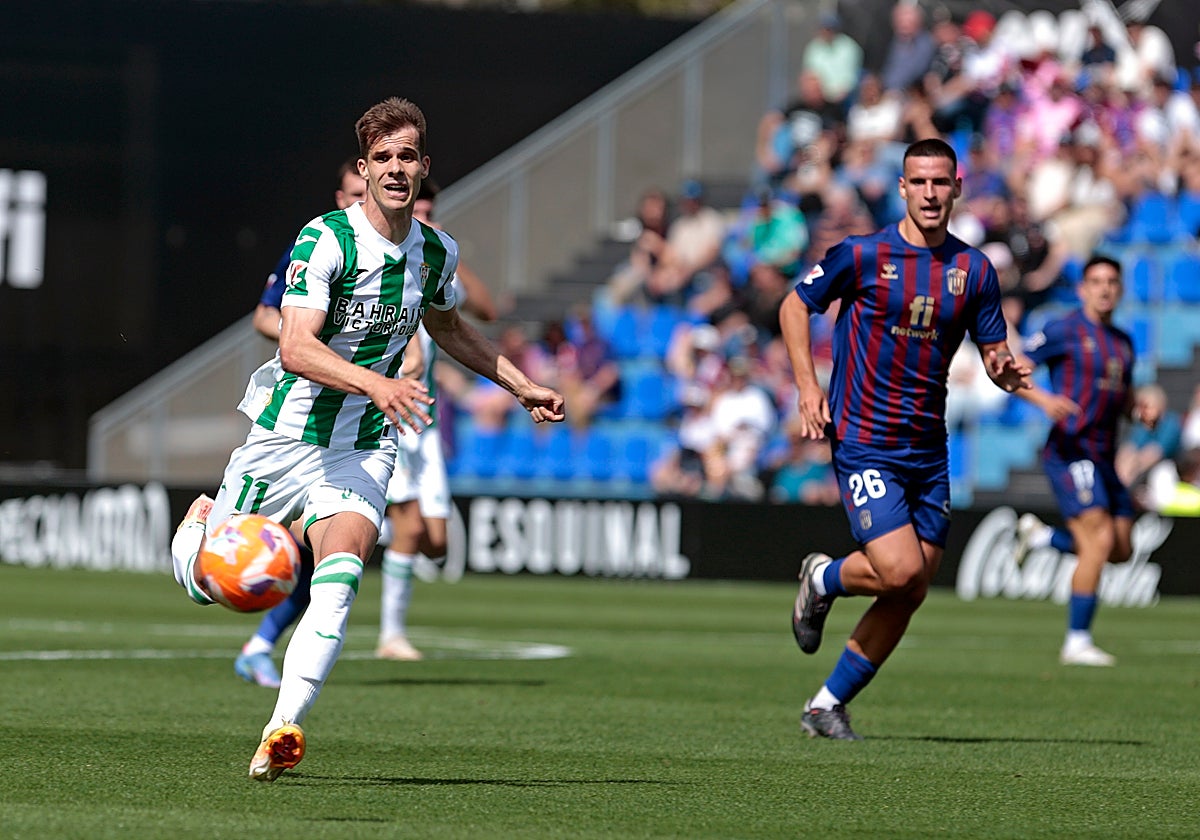 Ander Yoldi persigue el balón durante el encuentro en Elda