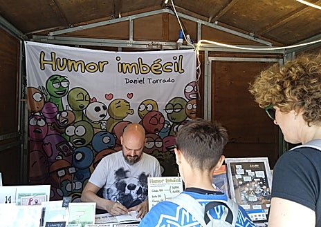 Imagen secundaria 1 - En la imagen superior, las hermanas Elisa y Encina. El ilustrador, David Torrado, imagen inferior, el autor de San Sebastián, Gregorio Muro Arrieta 