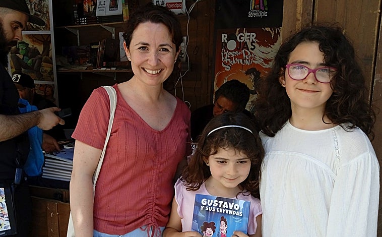 Imagen principal - En la imagen superior, las hermanas Elisa y Encina. El ilustrador, David Torrado, imagen inferior, el autor de San Sebastián, Gregorio Muro Arrieta 