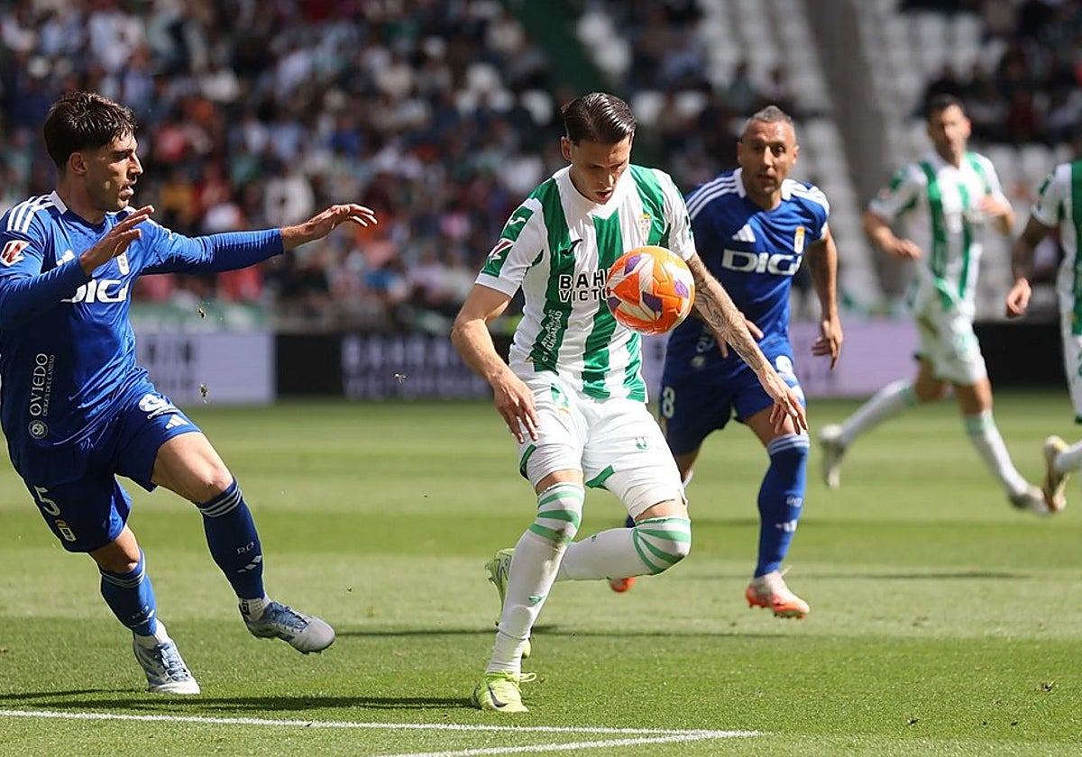 Álex Sala conduce el balón durante un partido