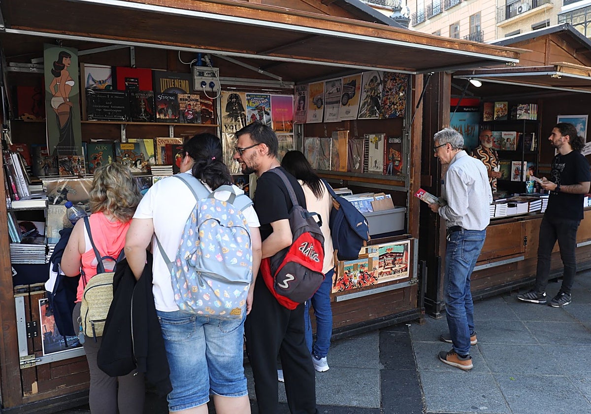 Algunos de los viandantes que se han acercado hasta la feria del cómic, en la plaza de Zocodover de Toledo