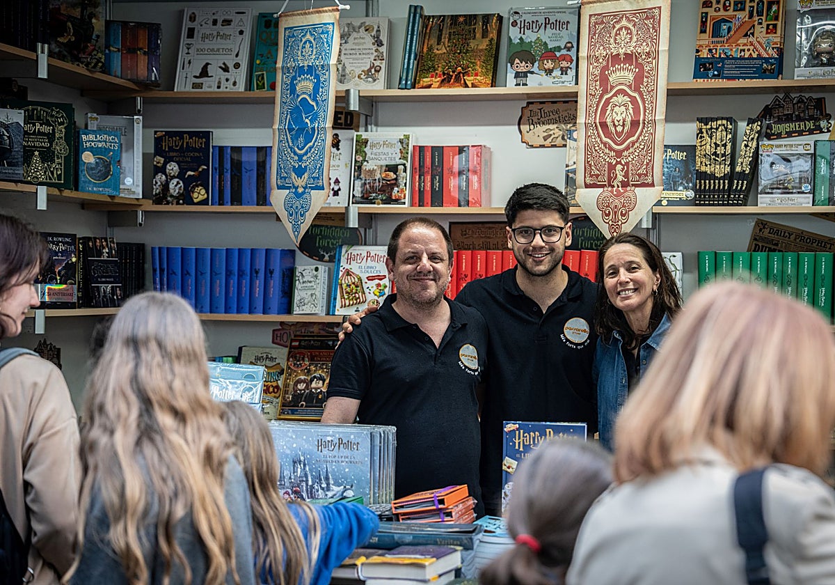 Imagen del equipo de la librería Passarella de Picanya, liderado por Guillermina Spiekermann, en su caseta de la Feria del Libro de Valencia