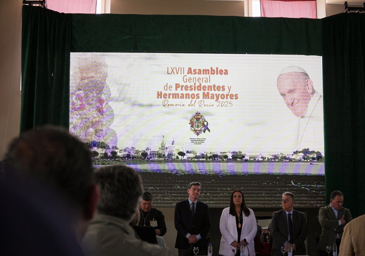Un momento de la asamblea celebrada este sábado en la aldea de El Rocío