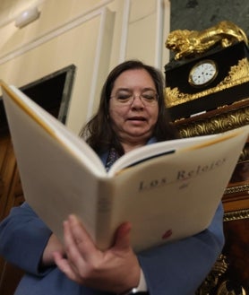Imagen secundaria 2 - Reloj del león, el más antiguo del Senado: al menos, de 1839; Reloj de sobremesa con Temis y Astrea, de Raingo Frères; y la historiadora Amelia Aranda con el libro que acaba de publicar sobre su investigación