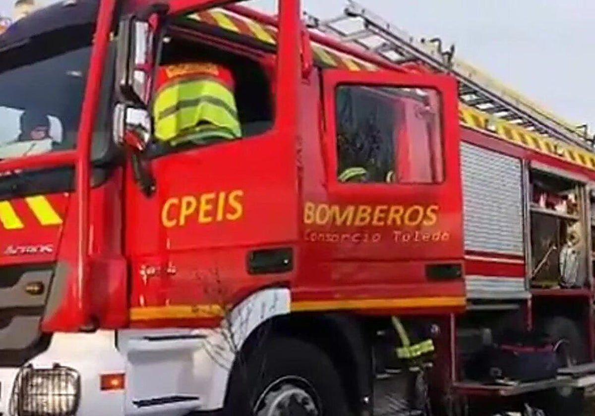 Enorme columna de humo por el incendio en una explotación ganadera en Torrijos