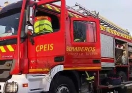 Enorme columna de humo por el incendio en una explotación ganadera en Torrijos