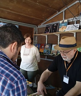 Imagen secundaria 2 - En la imagen superior, las hermanas Elisa y Encina. El ilustrador, David Torrado, imagen inferior, el autor de San Sebastián, Gregorio Muro Arrieta 