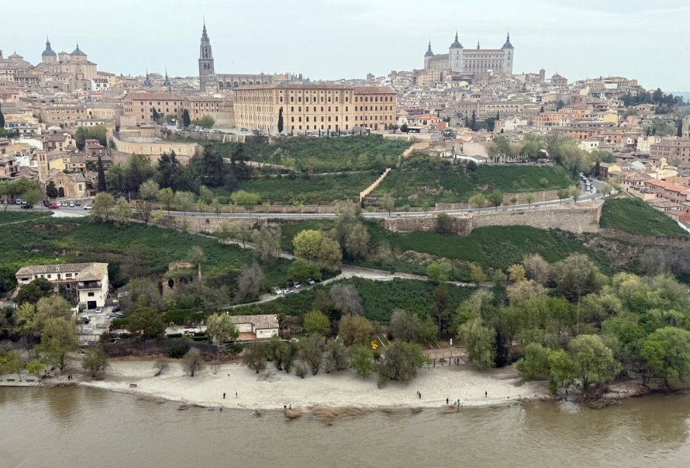 Panorámica tomada el 12 de abril de 2025. Abajo, el arenal de la Incuria surgido tras la máxima subida de nivel del Tajo un mes antes. La crecida había dejado sumergida en esta parte la Senda Ecológica, obra que se inauguró en la primavera de 1995.