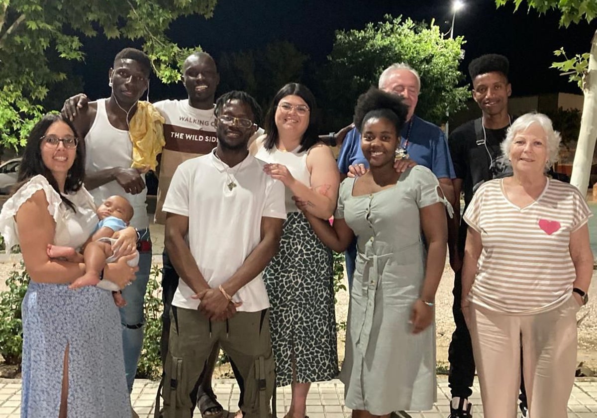 Emilia Lozano, fundadora de 'Somos Acogida' con algunos migrantes que han pasado por la Casa de la Solidaridad