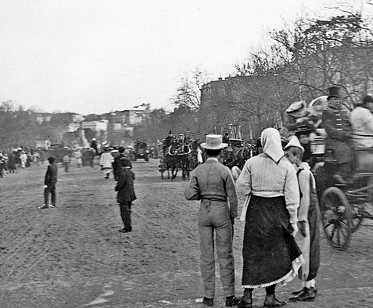 El dirigible 'España' pasando por la Castellana en 1913, en plenos carnavales, ante el asombro popular