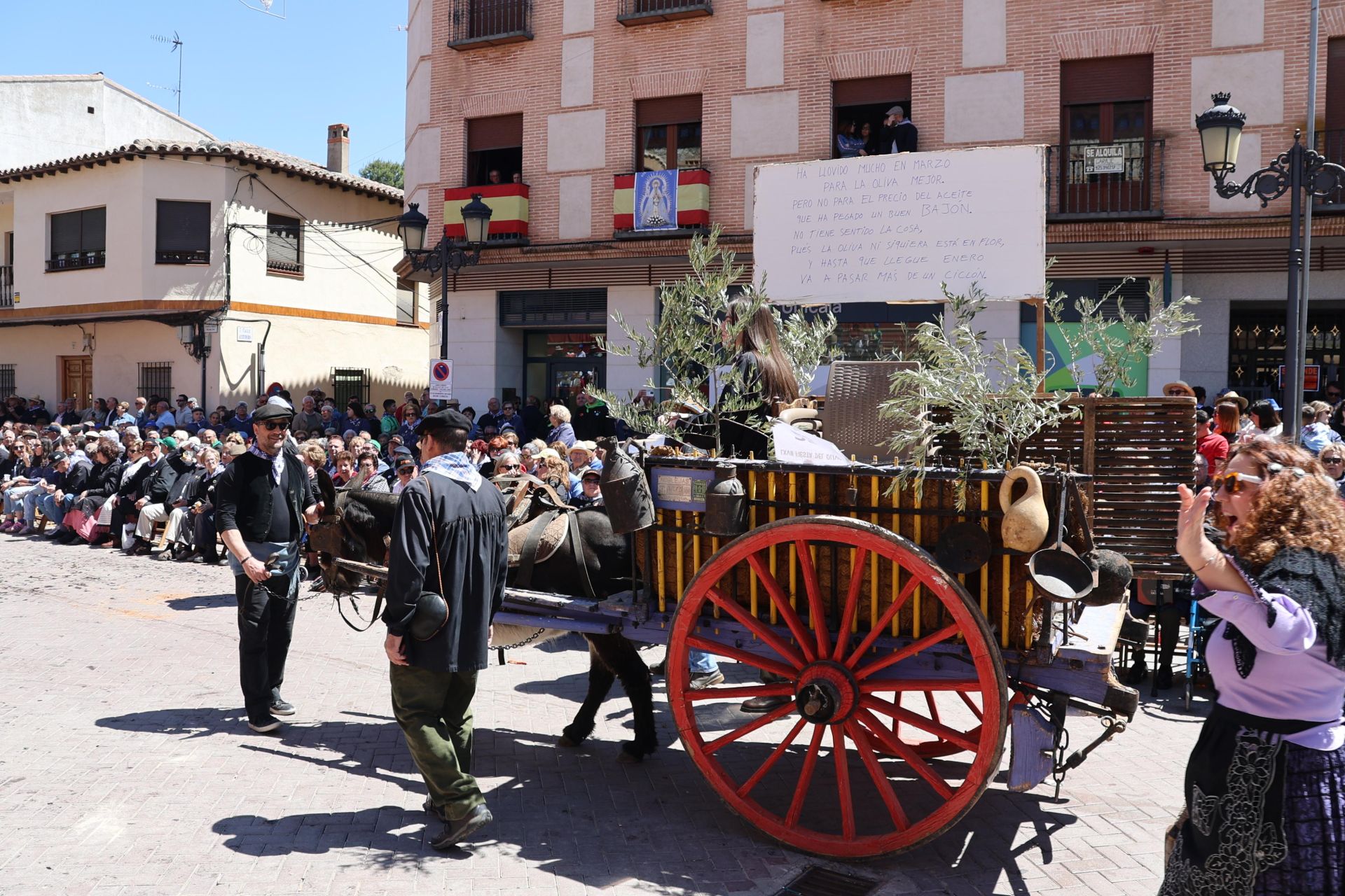 Espectacular desfile de la Fiesta del Olivo en Mora, con cientos de visitantes