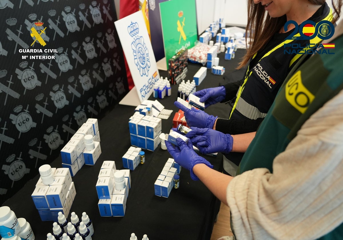 Medicamentos intervenidos tras la desarticulación del grupo dedicado al tráfico de medicamentos ilegales en Málaga